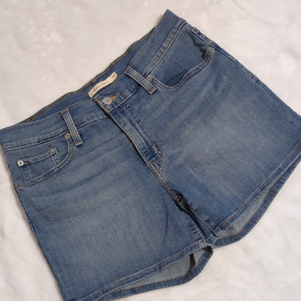 NWOT LEVI'S MID LENGTH SHORTS SIZE 29